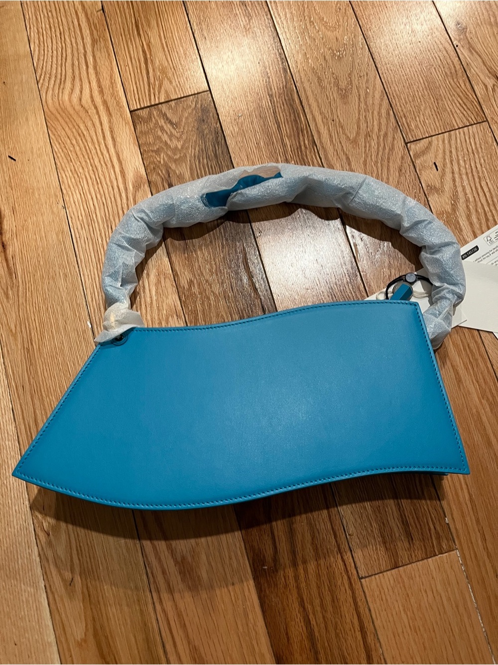 JACQUEMUS
Smooth Calfskin La Vague Turquoise - Picture 4 of 10
